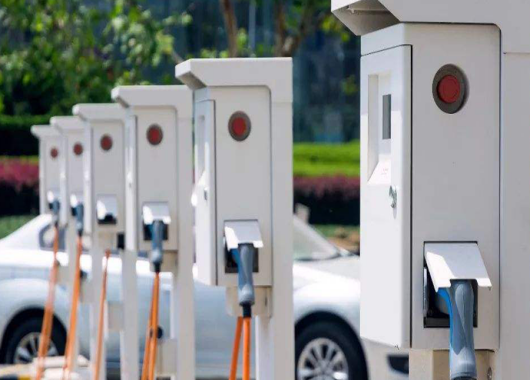 英國電動汽車行業陷入困境，英媒：中國背鍋！